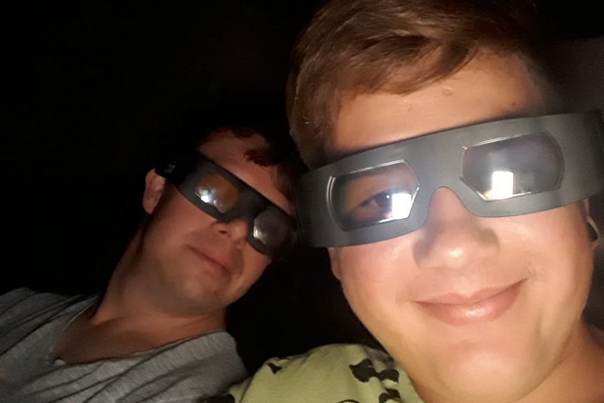 Philip und Rafael gemeinsam im Kino