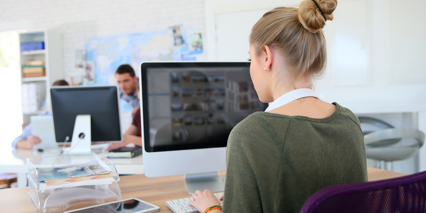 Mädchen arbeitet am Computer