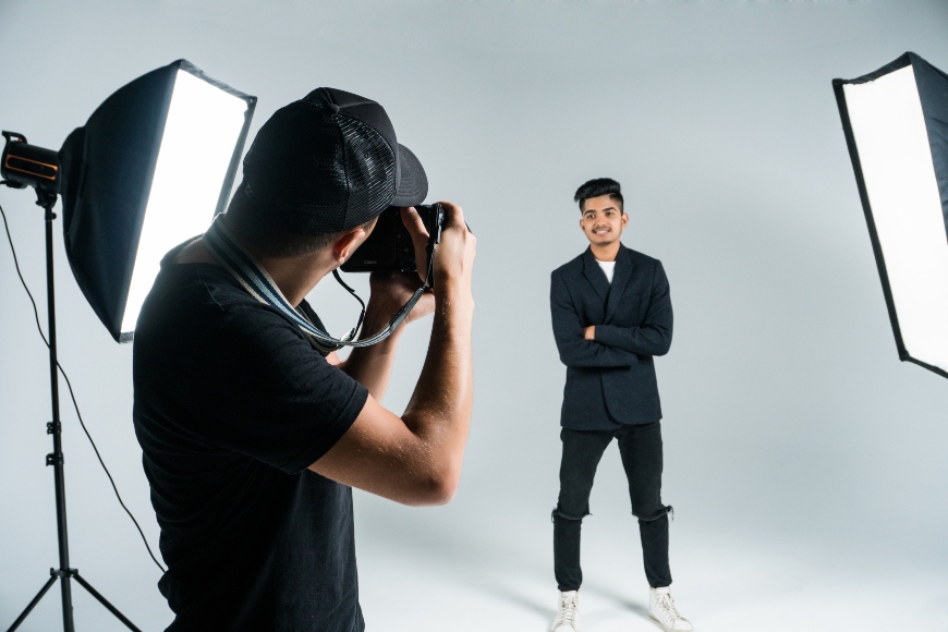 Professionelles Fotoshooting von einem Jugendlichen