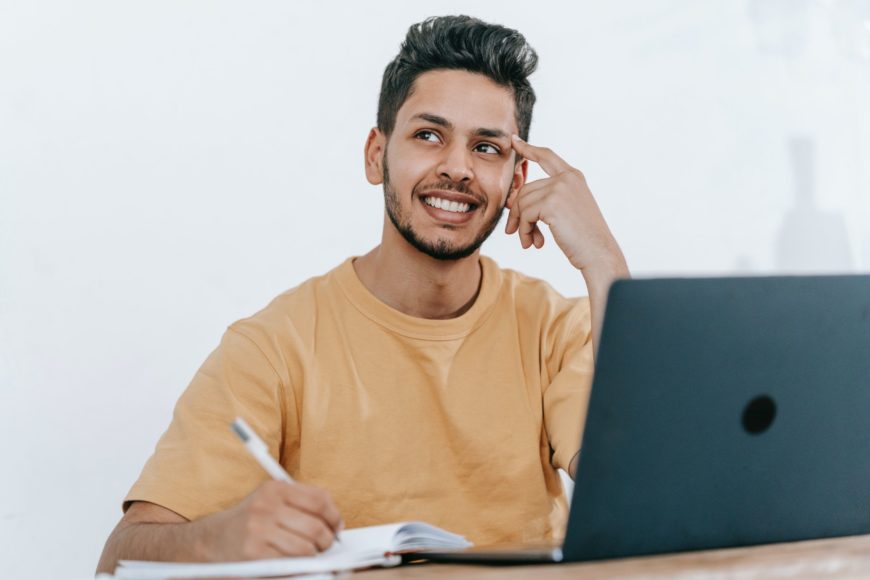 Mann, der vor Laptop sitzt und überlegt