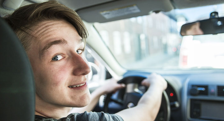 Jugendlicher hinter dem Lenkrad eines Autos