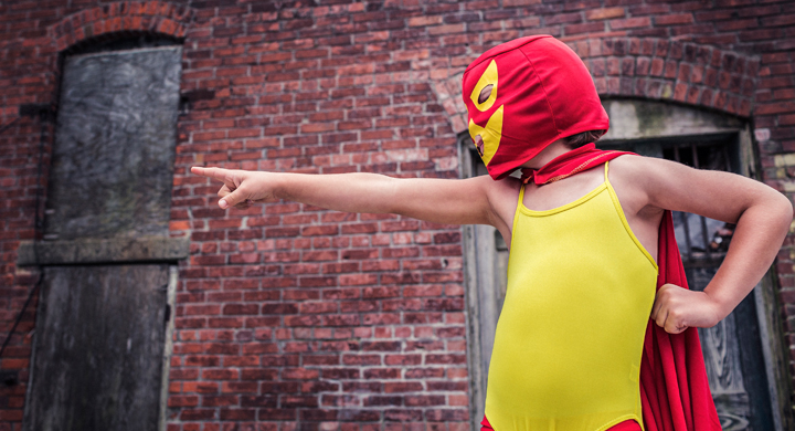 Junge in einem Lucha Libre Kostüm