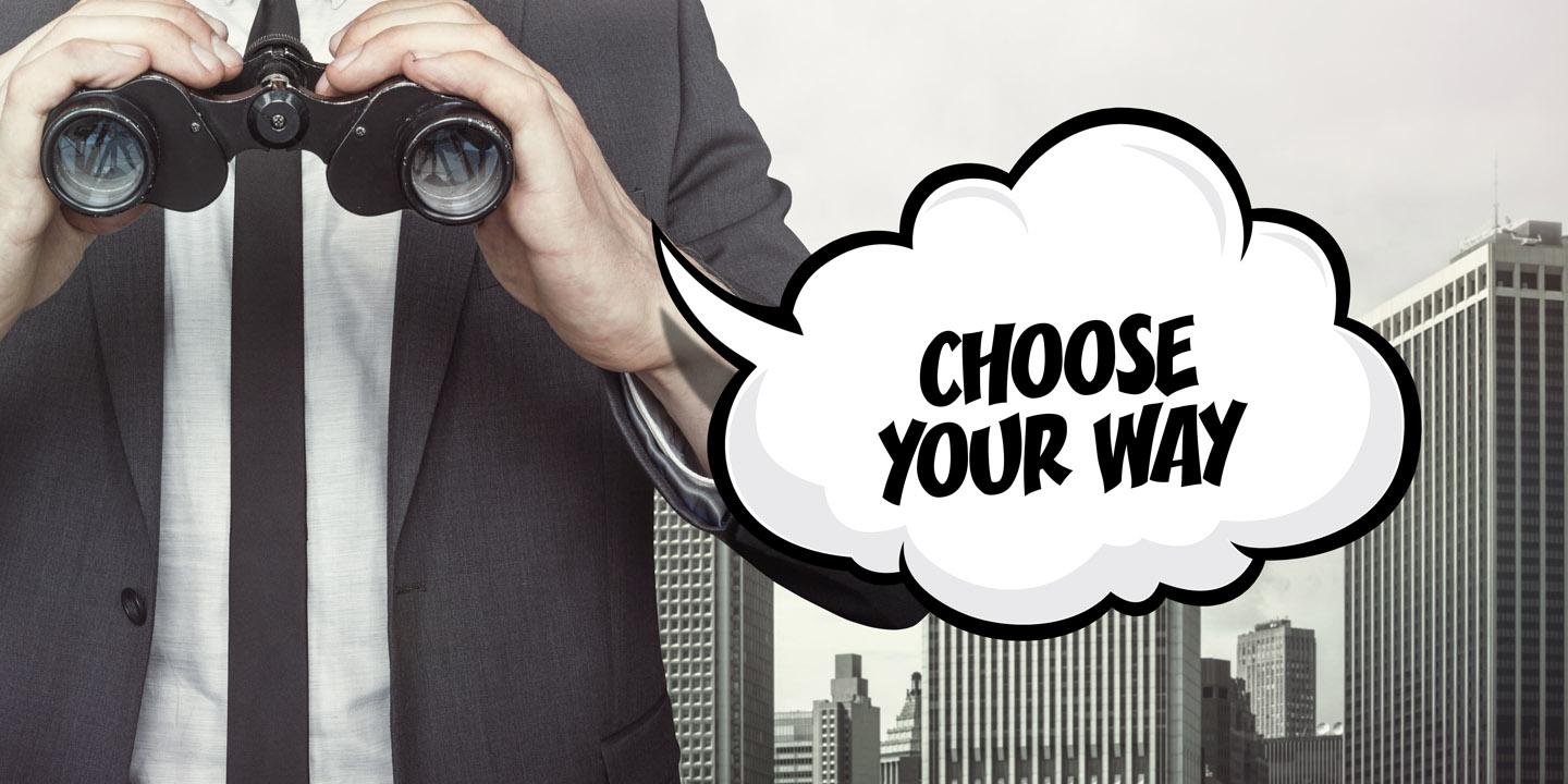 Mann mit Fernglas in den Händen mit einer Sprechblase: Choose your own way!