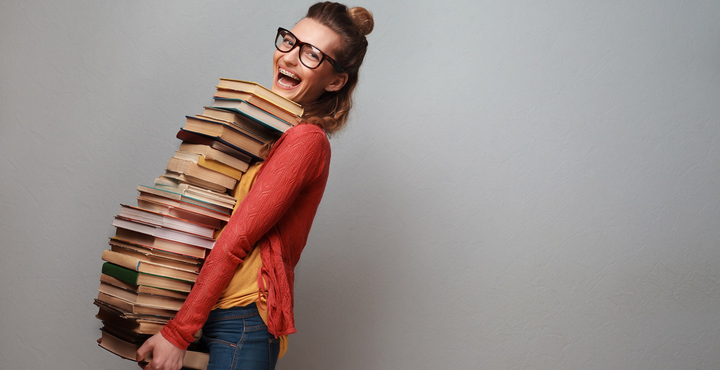 Mädchen mit Bücherstapel in der Hand