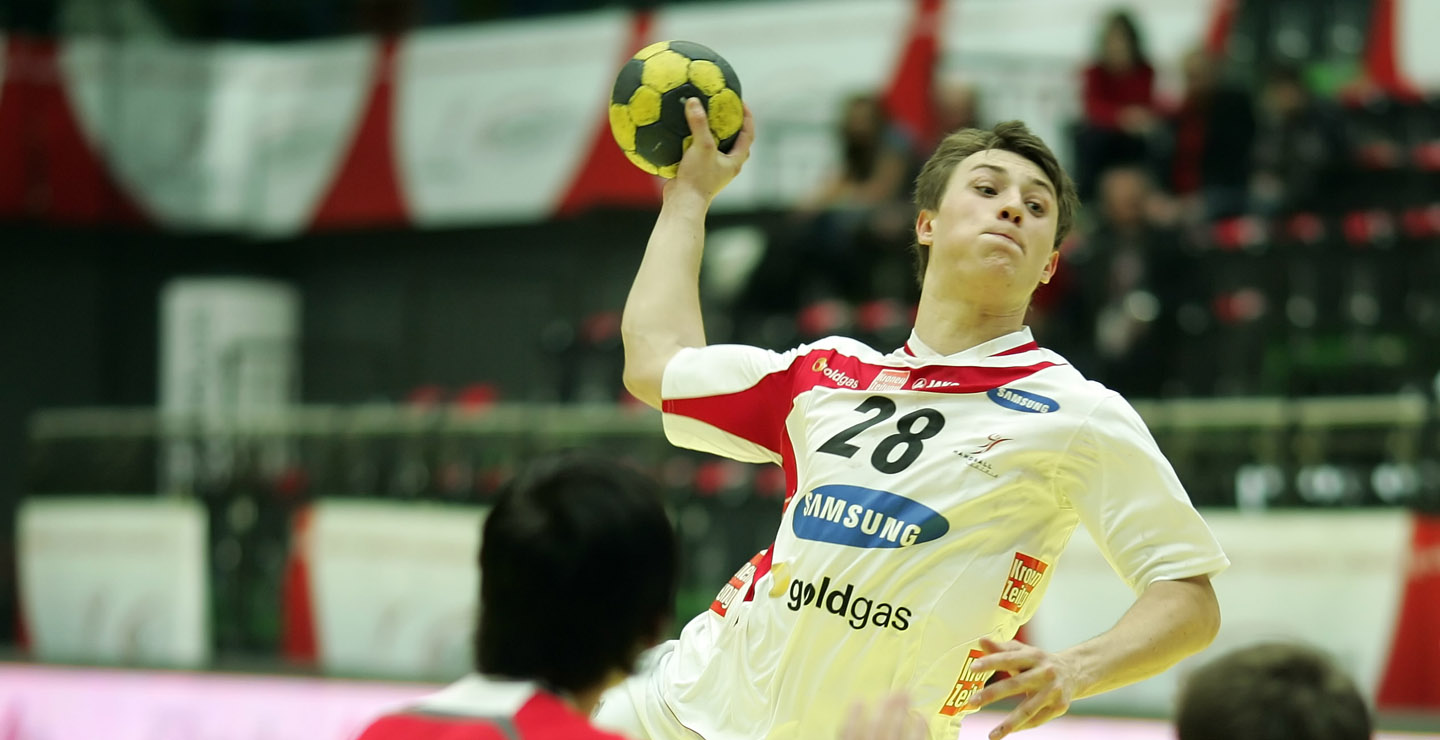 Handballspieler beim Sprungwurf