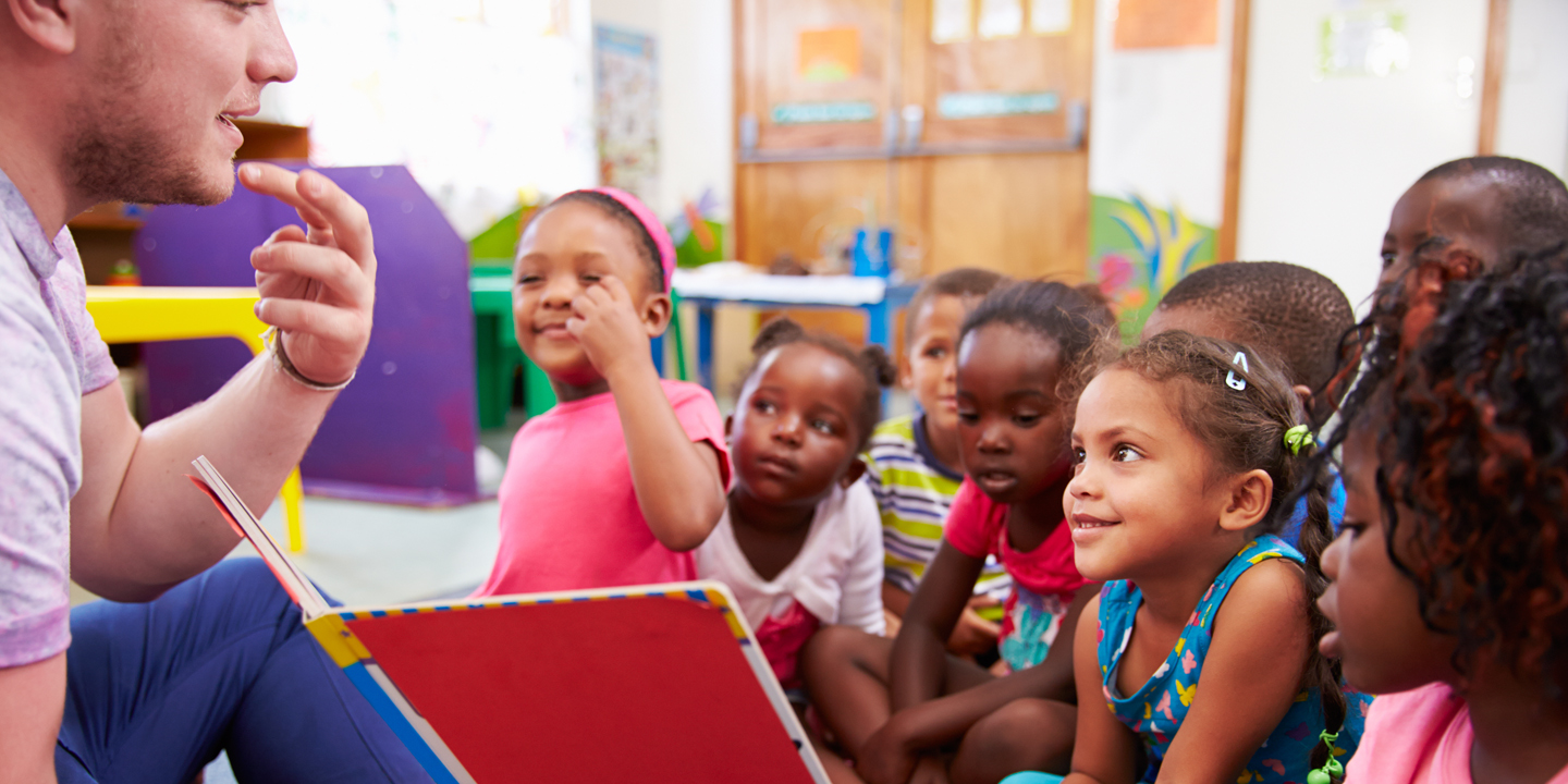 Kinder die dem Lehrer zuhören