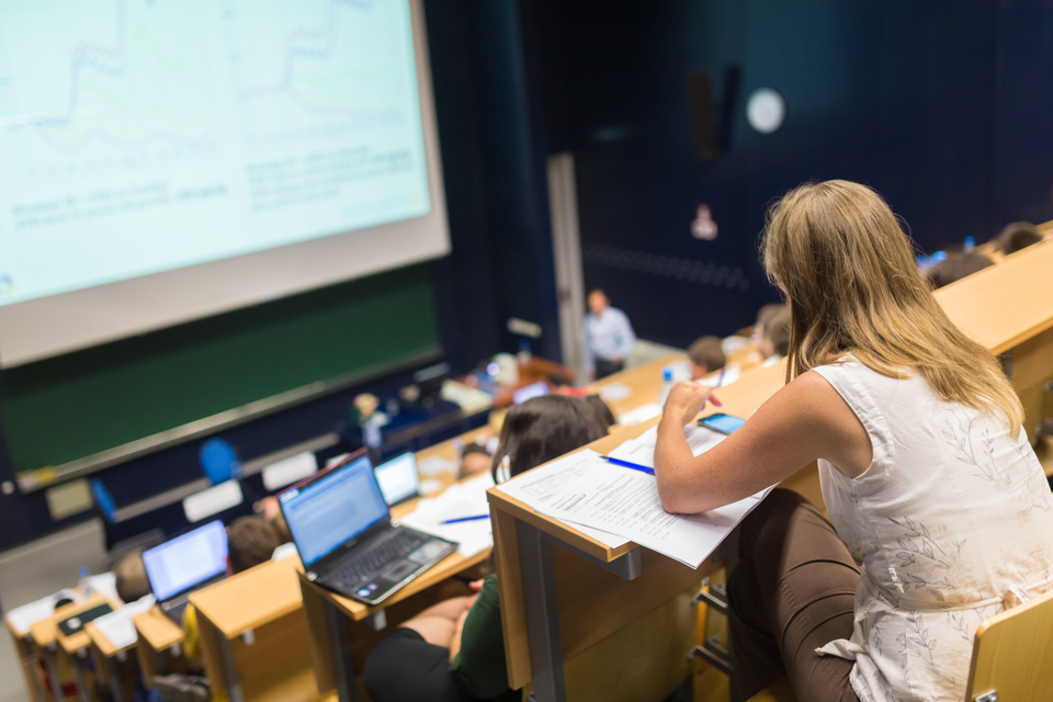 Menschen in einem Hörsaal