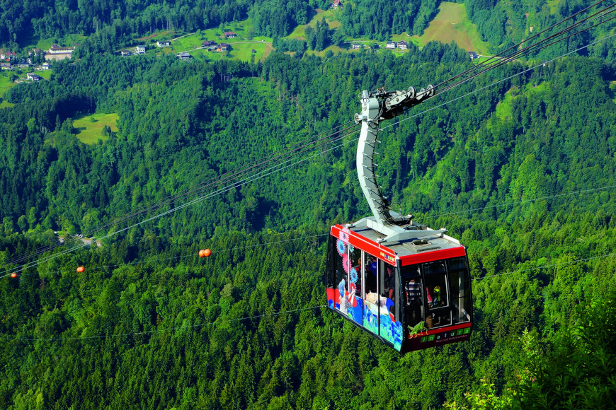 Gondel der Karrenseilbahn Dornbirn über den Wäldern.