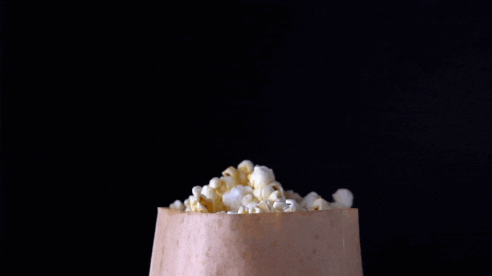 Popcorn, das in eine Tüte fliegt