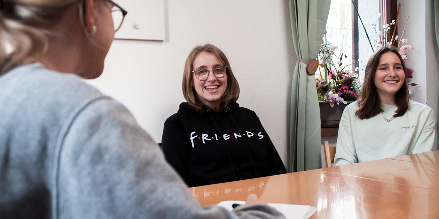 Fiona interviewt Anna-Lena und Jessica vom Mädchenzentrum Dornbirn über aha plus