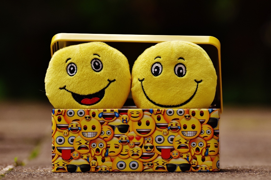 Zwei lachende Emojis.