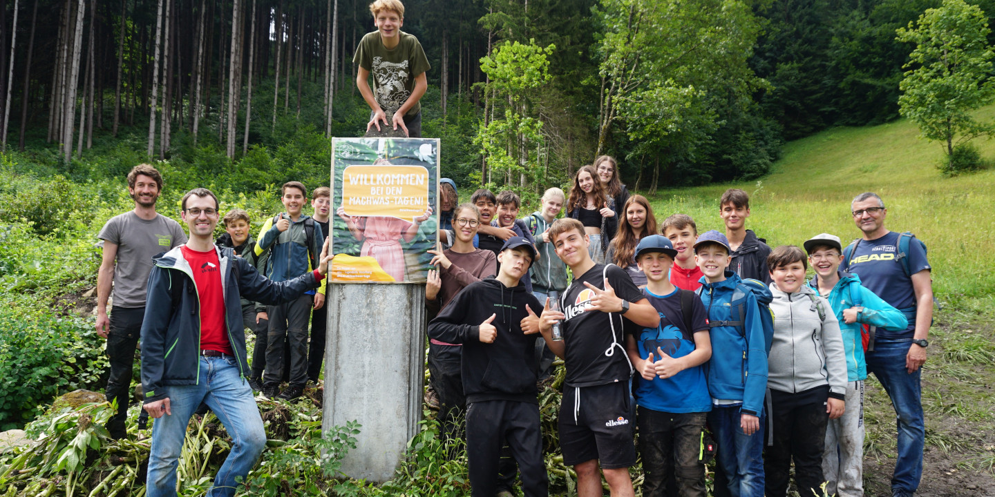 Eine Gruppe von Jugendlichen in der Natur.