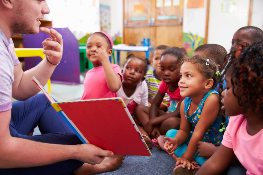 Kinder die dem Lehrer zuhören
