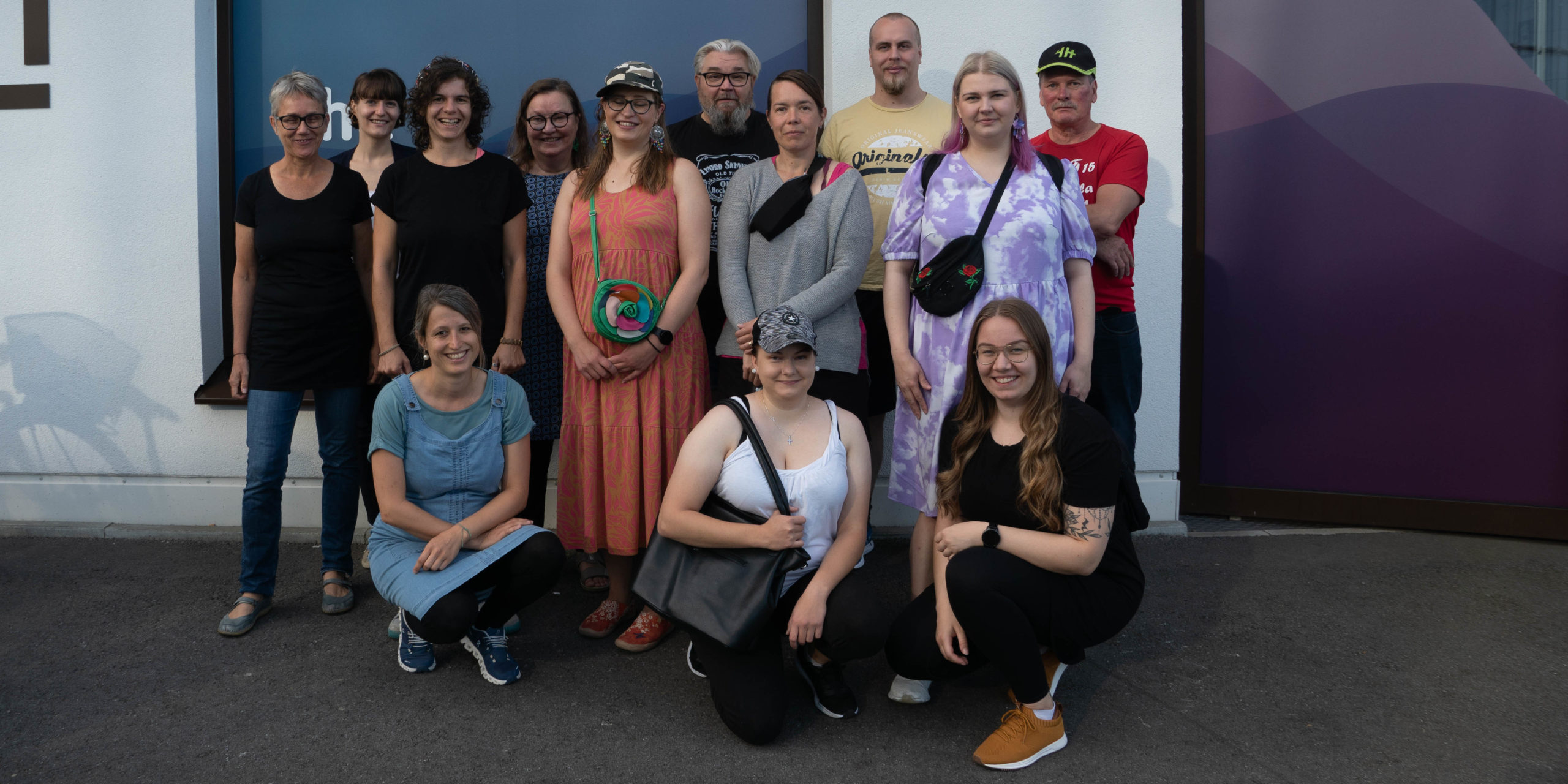 Gruppenbild von Mitarbeiter*innen des aha mit Gästen aus Finnland.