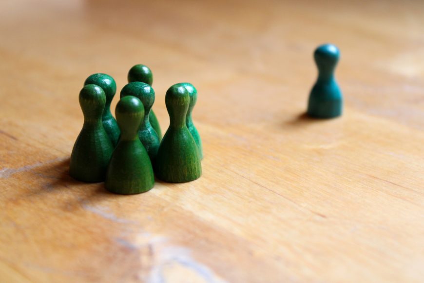 Spielfiguren, von denen eine ausgestoßen wird