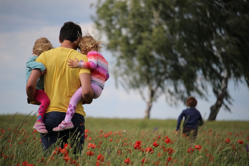 Mann mit Kindern