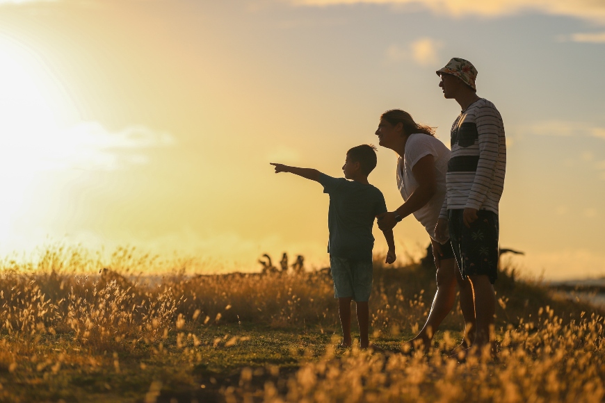 Familie im Kornfeld bei Sonntenuntergang