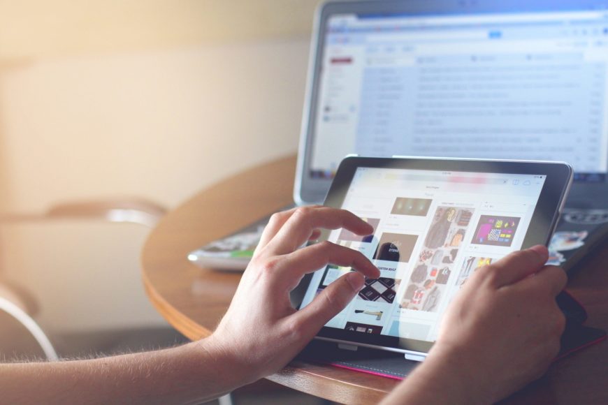 Hand, die auf Tablet scrollt