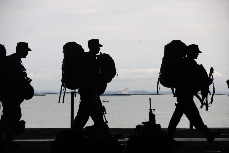 Soldaten, die dem Meer entlang marschieren