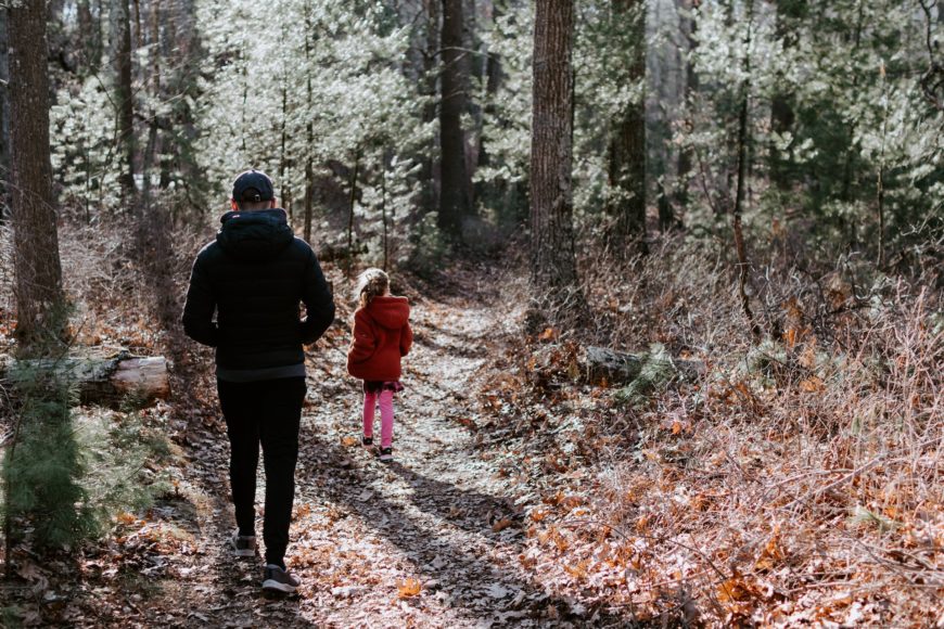 Zwei Personen, die durch den Wald spazieren