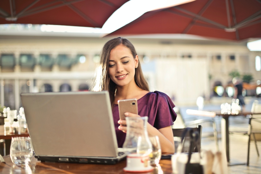 Mädchen auf Jobsuche vor dem Laptopt