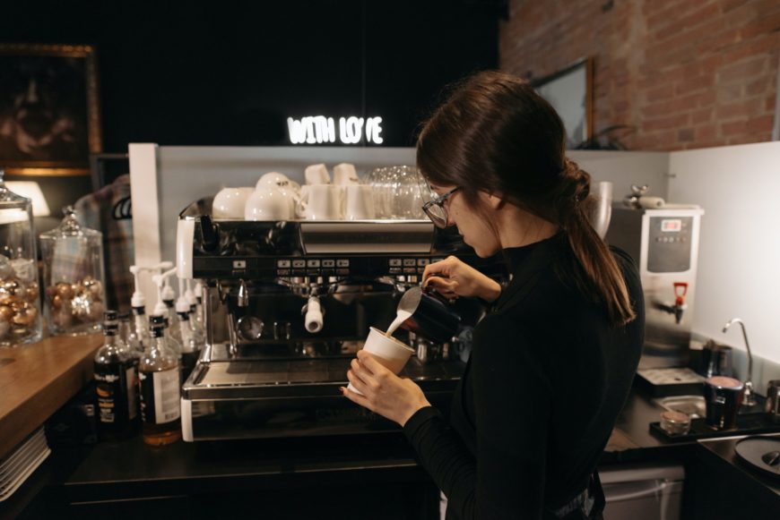 Mädchen, das im Café arbeitet