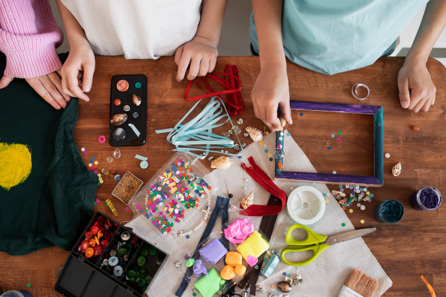kleines Kind macht DIY-Projekt