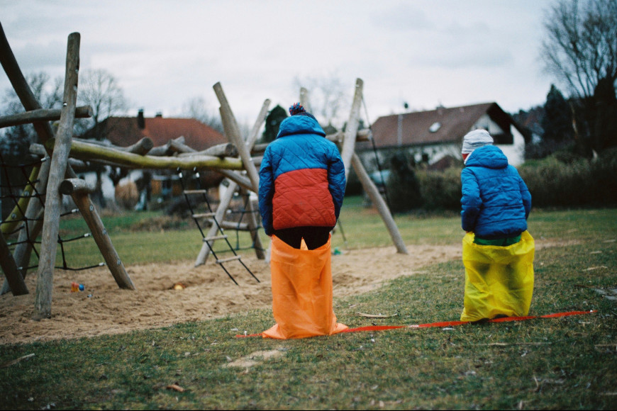 Kinder beim sackhüpfen