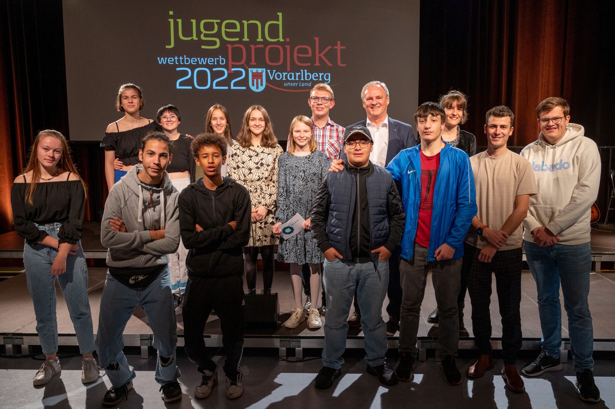 Jugendliche, die beim Projektwettbewerb mit gemacht haben, stehen auf der Bühne.