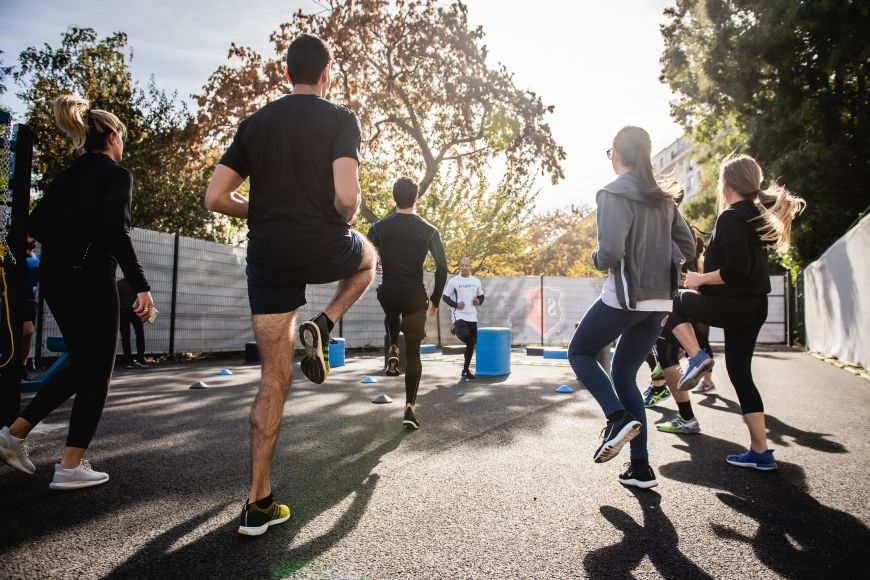 Eine Gruppe von Männern und Frauen beim Lauftraining im Park