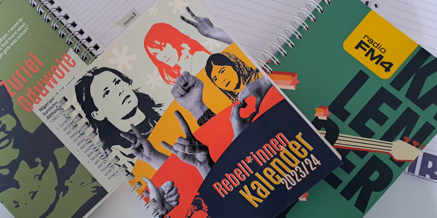 Foto auf dem man den Rebell*innen- und FM4-Kalender sieht.