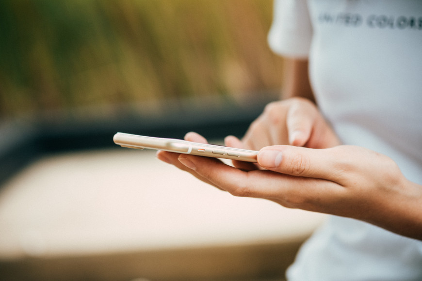 eine perosn hält ein Smartphone in der Hand