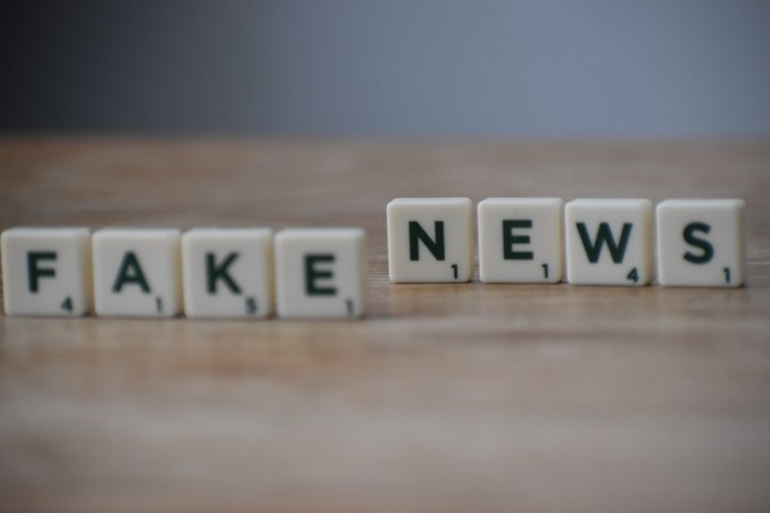 Fake News ist mit Scrabble-Steinen geschrieben.