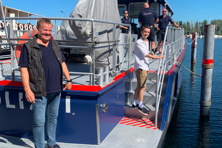 Gert Gröchenig von der Landespolizeidirektion Vorarlberg und Teo auf einem Polizeiboot.